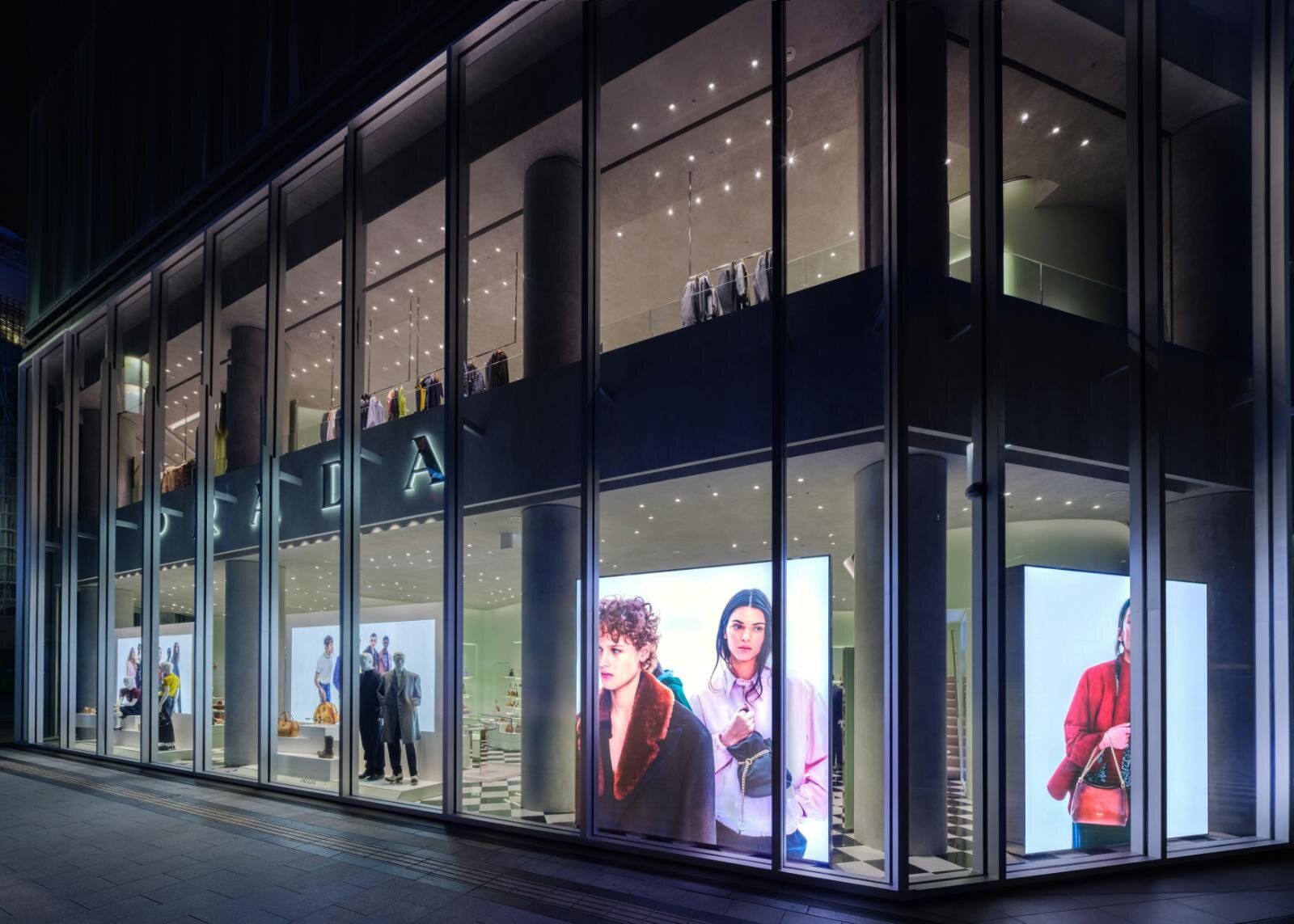 プラダ“ペンダントチェーン”付きふんわりバケットバッグに限定カラー、銀座の新店で｜写真8