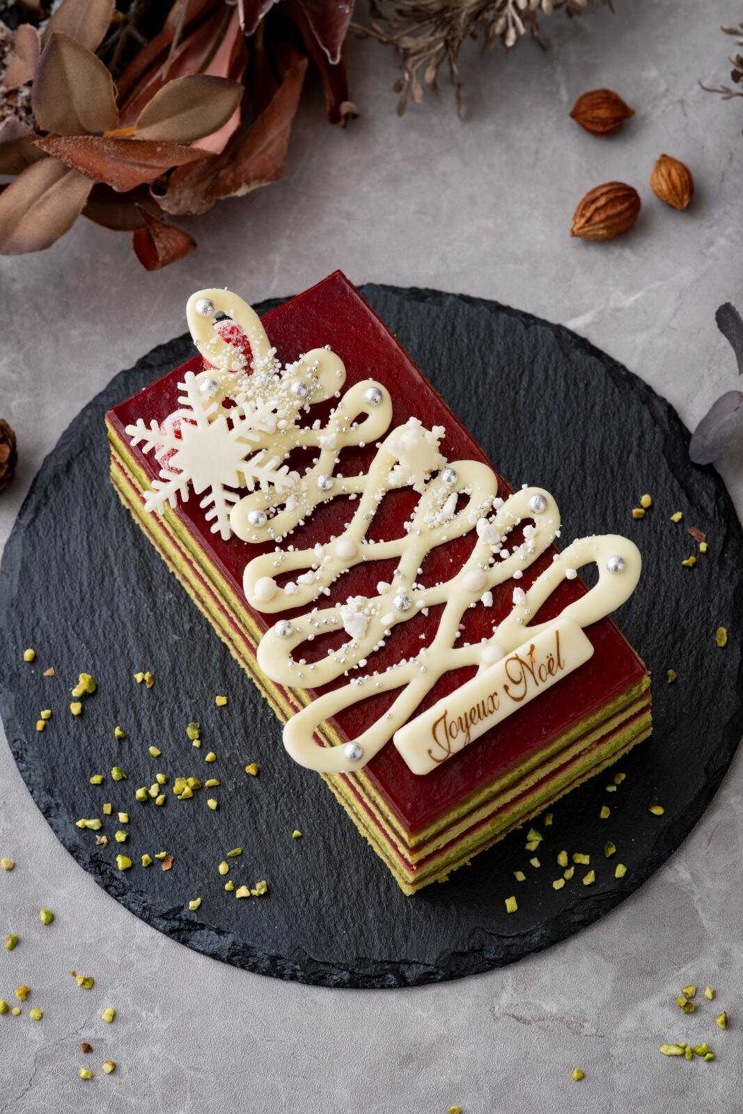 東京プリンスホテル25年クリスマスケーキ、手描きツリーのピスタチオや“お城風”チョコ｜写真3