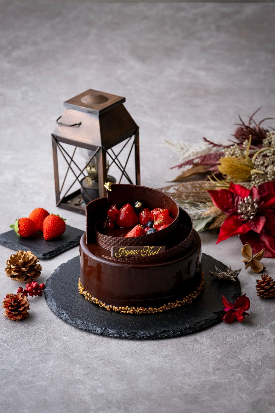東京プリンスホテル25年クリスマスケーキ、手描きツリーのピスタチオや“お城風”チョコ｜写真7