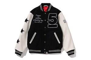 ア ベイシング エイプ×コム デ ギャルソン“星形ワッペン”のバーシティジャケット、大阪限定で