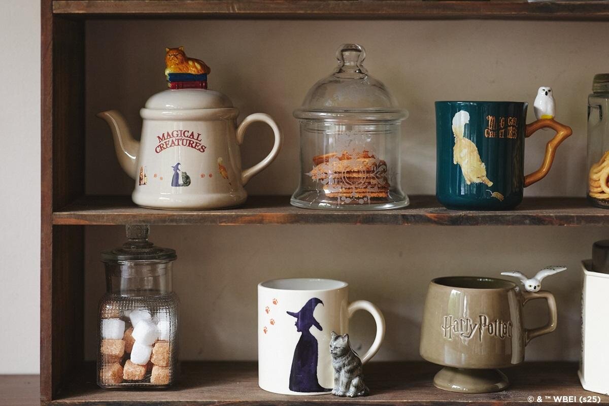 アフタヌーンティー×「ハリー・ポッター」第2弾、“猫に変身”マクゴナガル先生のマグ＆4寮モチーフ雑貨