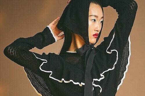 フェティコ“ホワイトトリム”のケープカーディガン＆レース柄ニットトップス、伊勢丹新宿限定で