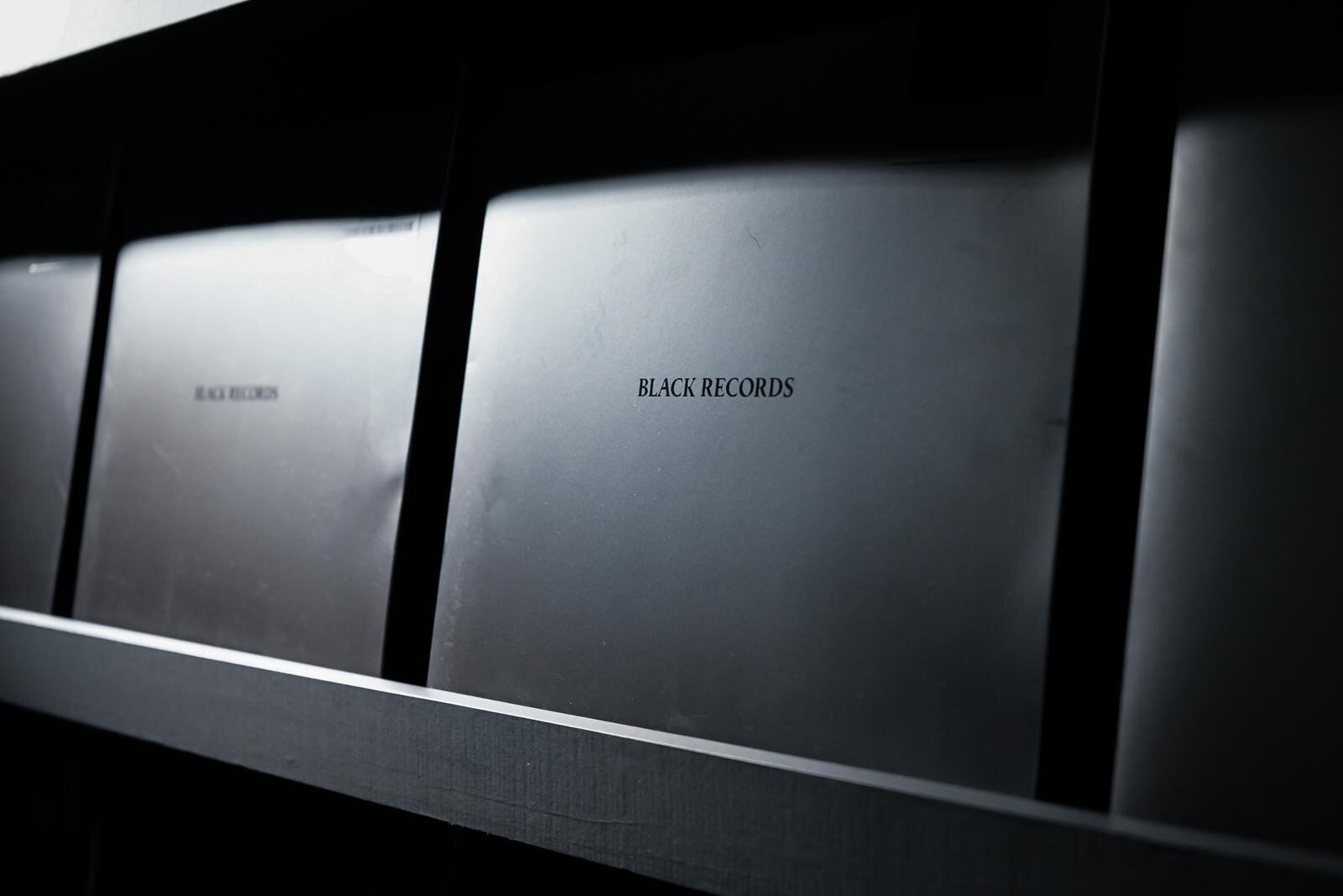 SKY-HI率いるBMSG“黒塗り”レコードショップが渋谷に、カバーアートのない音楽と出会う場所｜写真8