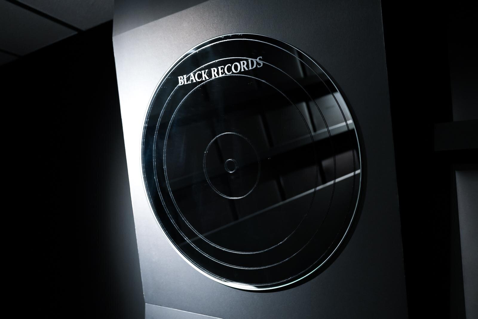 SKY-HI率いるBMSG“黒塗り”レコードショップが渋谷に、カバーアートのない音楽と出会う場所｜写真9