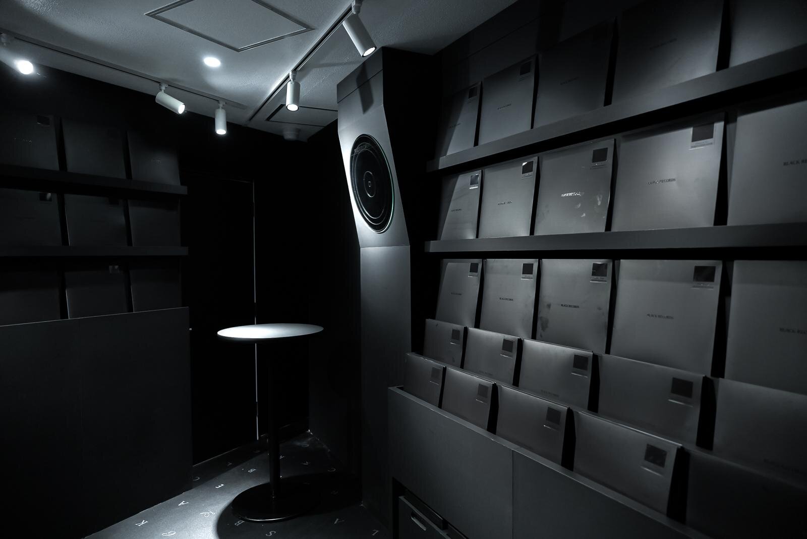 SKY-HI率いるBMSG“黒塗り”レコードショップが渋谷に、カバーアートのない音楽と出会う場所｜写真7