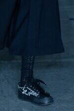 シンヤコヅカ×コンバース“アンティーク刺繍”着想のスニーカー、手描きの⿃・額縁・⽉を刺繍で表現｜写真9