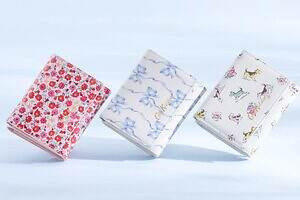キャス キッドソンから"初のレザー小物"、爽やかリボン柄＆小花柄の財布