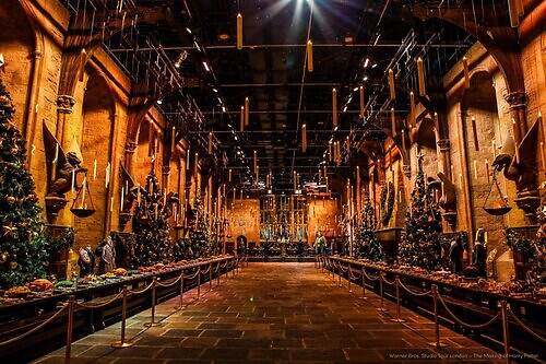 スタジオツアー東京のクリスマス「ホグワーツ・イン・ザ・スノー」大広間に浮かぶ400本のキャンドル