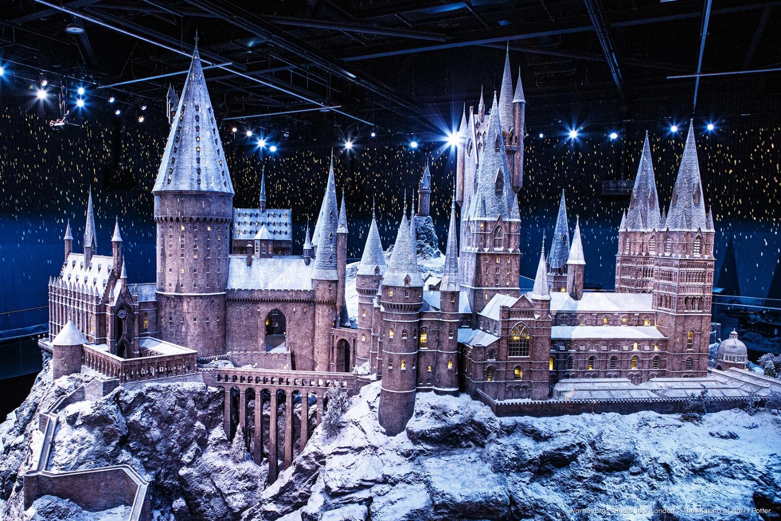 スタジオツアー東京のクリスマス「ホグワーツ・イン・ザ・スノー」大広間に浮かぶ400本のキャンドル｜写真9