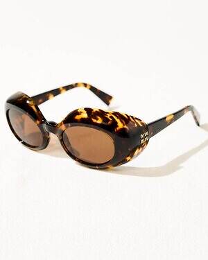 ミュウミュウ“ハニーカラー”のべっ甲サングラス、60年代ヴィンテージから着想｜写真2