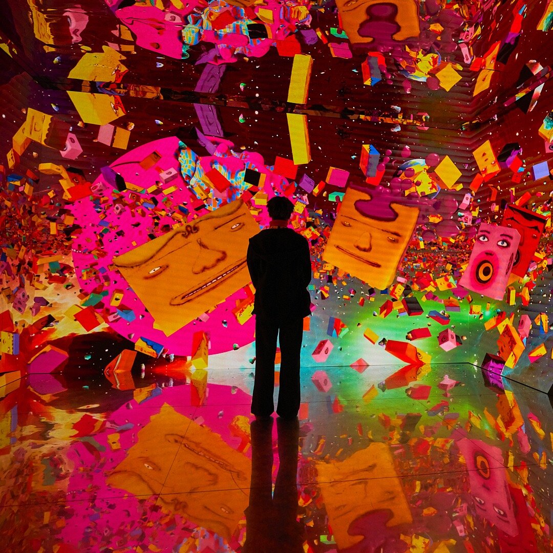 オスジェメオス＋バリー・マッギーのコラボ展がワタリウム美術館で、“まるで宇宙空間”LEDルームなど