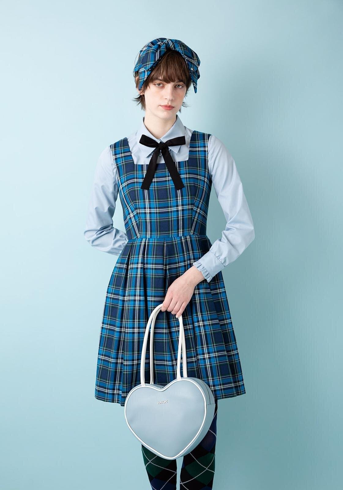 ジャンスカ 31,680円、ヘアバンド 13,750円、ボウタイブラウス 19,800円