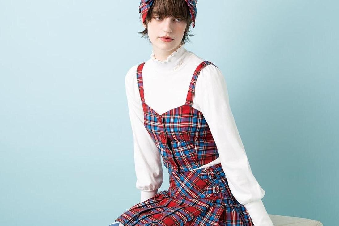 ミルク25年秋“スクールガール風”チェック柄ジャンスカやビスチェ、ビッグリボンのヘアバンドも
