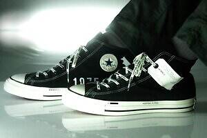 コンバース×アヴィレックス「オールスター エイジド」スニーカー、“ロゴ入りタグ”付きハイカット