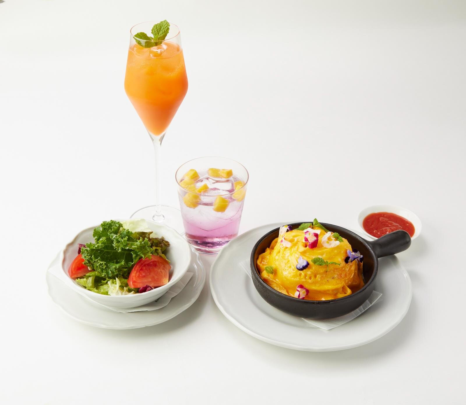 モン アン マルノウチ／新丸ビル 5階 魔法の花ドレスオムライス 3,300円、輝く夜のランタンソーダ 1,350円
インスパイアード by 『塔の上のラプンツェル』
楽園のトロピカルキャロットジュース 1,350円
インスパイアード by 『ズートピア』