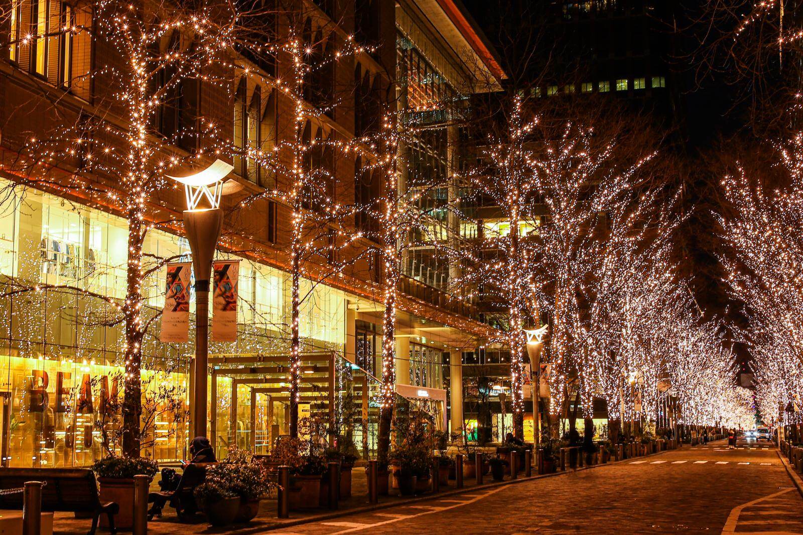 「丸の内イルミネーション 2025」シャンパンゴールド色の光が照らす東京駅前・丸の内仲通り｜写真7