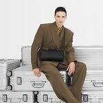 リモワ初のレザーバッグ、“トランク着想”グルーヴパターンのクロスボディバッグ｜写真12