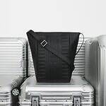 リモワ初のレザーバッグ、“トランク着想”グルーヴパターンのクロスボディバッグ｜写真13