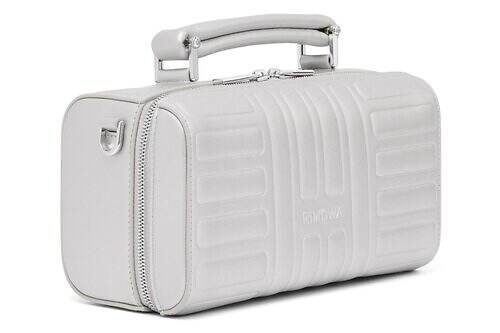 リモワ初のレザーバッグ、“トランク着想”グルーヴパターンのクロスボディバッグ