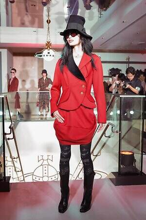 ヴィヴィアン・ウエストウッド青山旗艦店オープンを祝したミニショー、ブランドのDNAで溢れさせて|写真1