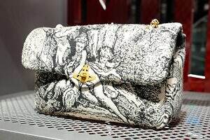 ヴィヴィアン・ウエストウッド、“ヴィーナス”主役の西洋絵画風ショルダーバッグ＆ねじれラブジャケット