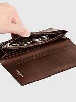 土屋鞄“革のダイヤモンド”コードバンの艶やかレザーグッズ、ミニマルな二つ折り＆長財布｜写真67