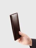 土屋鞄“革のダイヤモンド”コードバンの艶やかレザーグッズ、ミニマルな二つ折り＆長財布｜写真65