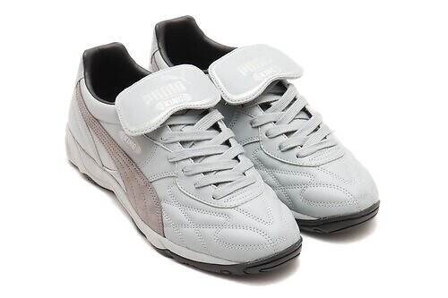 プーマ×アトモス“サッカースパイク”着想の革製メンズスニーカー、ロゴ入りシュータン取り外しOK