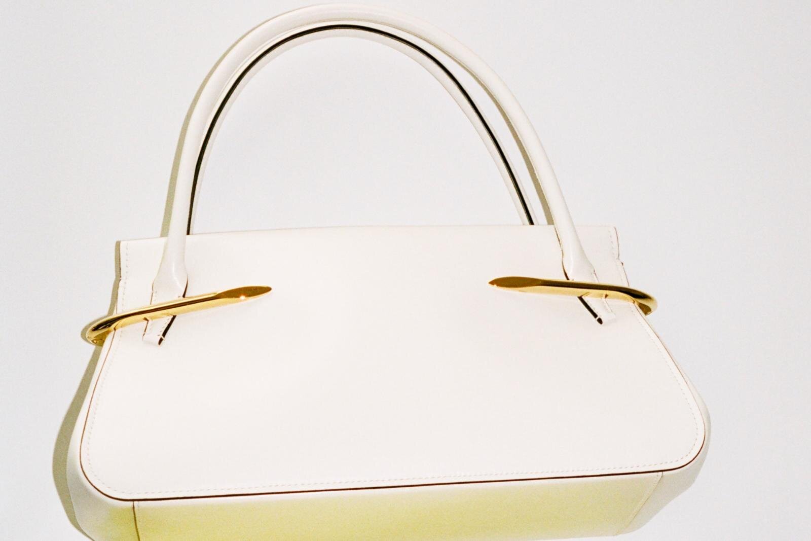 ジバンシィ“カーブしたメタル”輝くレザーバッグ「ピンチ」裁断や折りなど手仕事から着想