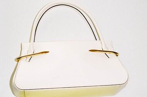 ジバンシィ“カーブしたメタル”輝くレザーバッグ「ピンチ」裁断や折りなど手仕事から着想