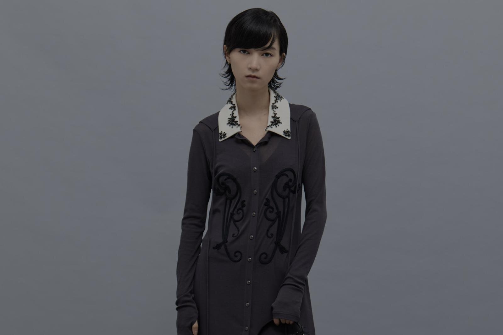 タナカダイスケ×ステュディオス、“鉄柵の装飾”刺繍のシアーワンピース＆アッキガイのバックパック