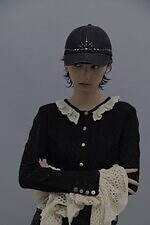 タナカダイスケ×ステュディオス、“鉄柵の装飾”刺繍のシアーワンピース＆アッキガイのバックパック｜写真3