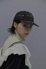 タナカダイスケ×ステュディオス、“鉄柵の装飾”刺繍のシアーワンピース＆アッキガイのバックパック｜写真4