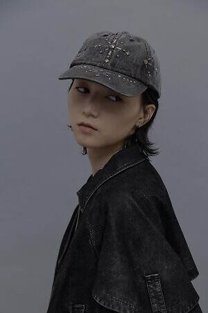 タナカダイスケ×ステュディオス、“鉄柵の装飾”刺繍のシアーワンピース＆アッキガイのバックパック｜写真6