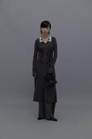 タナカダイスケ×ステュディオス、“鉄柵の装飾”刺繍のシアーワンピース＆アッキガイのバックパック｜写真2