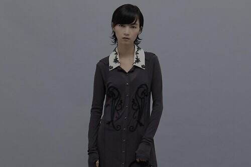 タナカダイスケ×ステュディオス、“鉄柵の装飾”刺繍のシアーワンピース＆アッキガイのバックパック