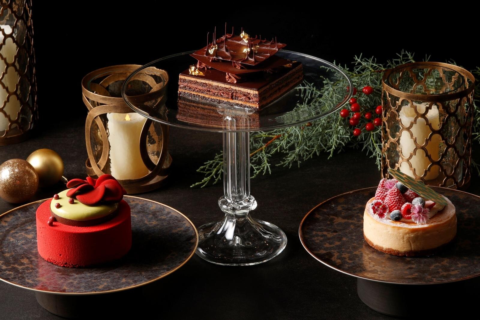 チョコレートケーキ｜ザ・カハラ・ホテル＆リゾート 横浜25年クリスマスケーキ、"プルメリアの花"飾った真っ赤なケーキ