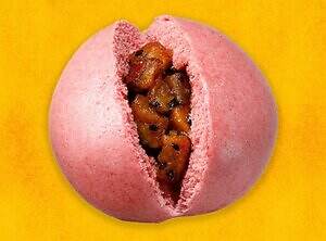 ローソン「大学いもまん」カリカリ食感＆甘いタレの“紅天使”入り、秋限定“お芋カラー”の中華まん｜写真1