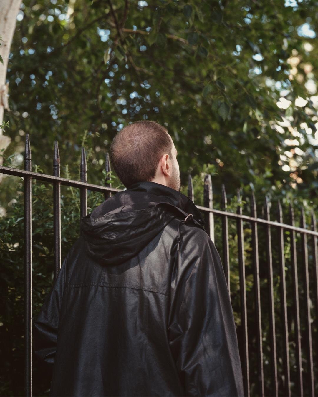 マーガレット・ハウエル×バブアーのアウター、“太畝コーデュロイ襟”のオイルトレンチコートなど｜写真25