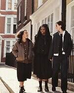 マーガレット・ハウエル×バブアーのアウター、“太畝コーデュロイ襟”のオイルトレンチコートなど｜写真20