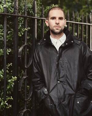 マーガレット・ハウエル×バブアーのアウター、“太畝コーデュロイ襟”のオイルトレンチコートなど｜写真24