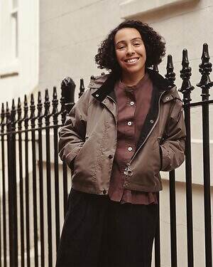 マーガレット・ハウエル×バブアーのアウター、“太畝コーデュロイ襟”のオイルトレンチコートなど｜写真19