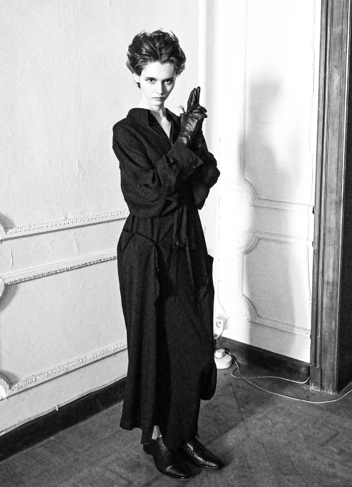 ワイルドサイド ヨウジヤマモト“フォルムを変えられる”黒シャツ、キエ アインツェルゲンガーとコラボ｜写真16