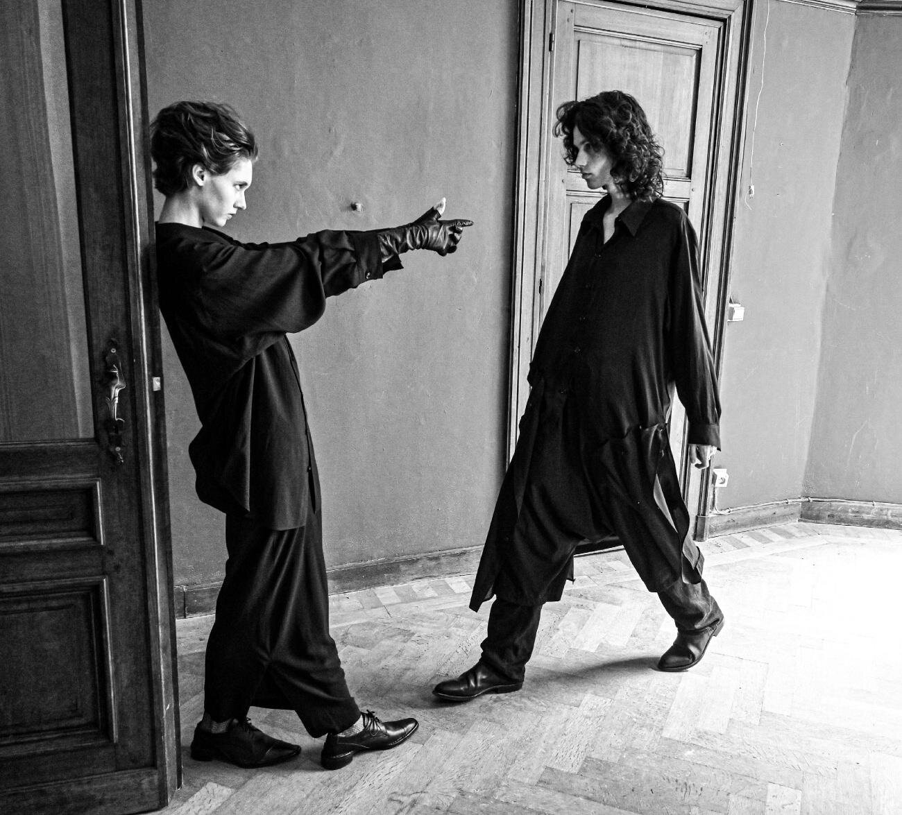 ワイルドサイド ヨウジヤマモト“フォルムを変えられる”黒シャツ、キエ アインツェルゲンガーとコラボ｜写真19