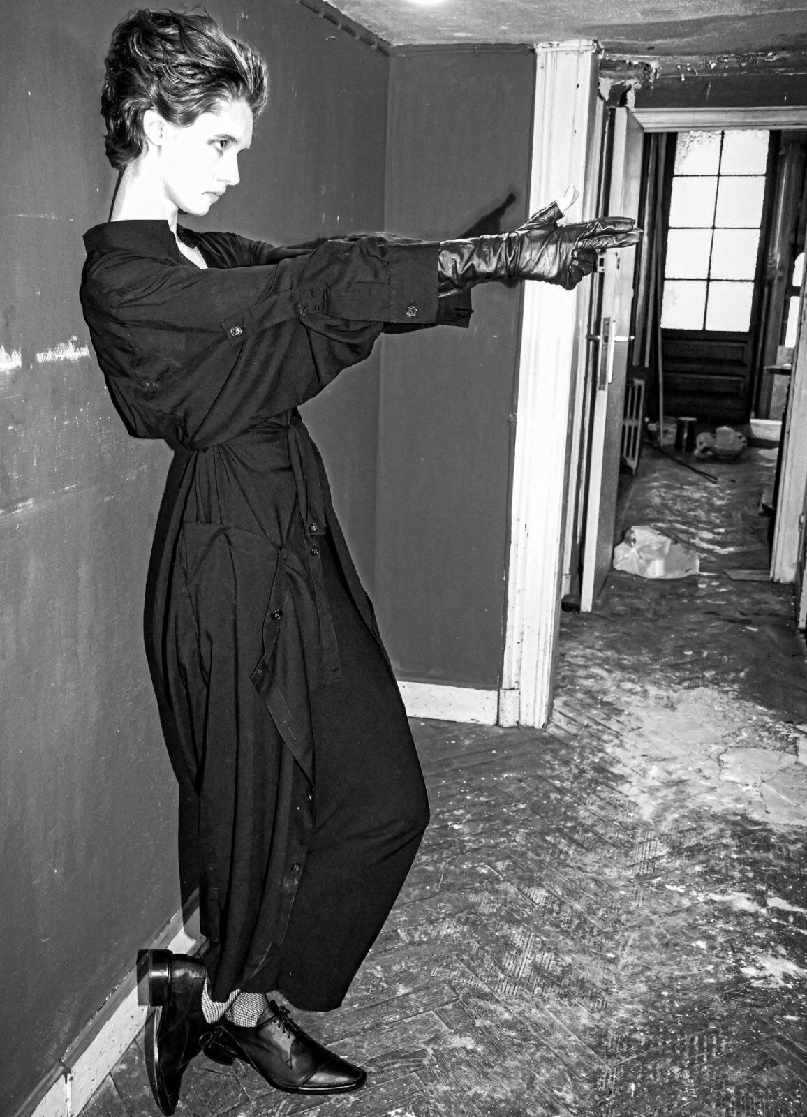 ワイルドサイド ヨウジヤマモト“フォルムを変えられる”黒シャツ、キエ アインツェルゲンガーとコラボ｜写真15