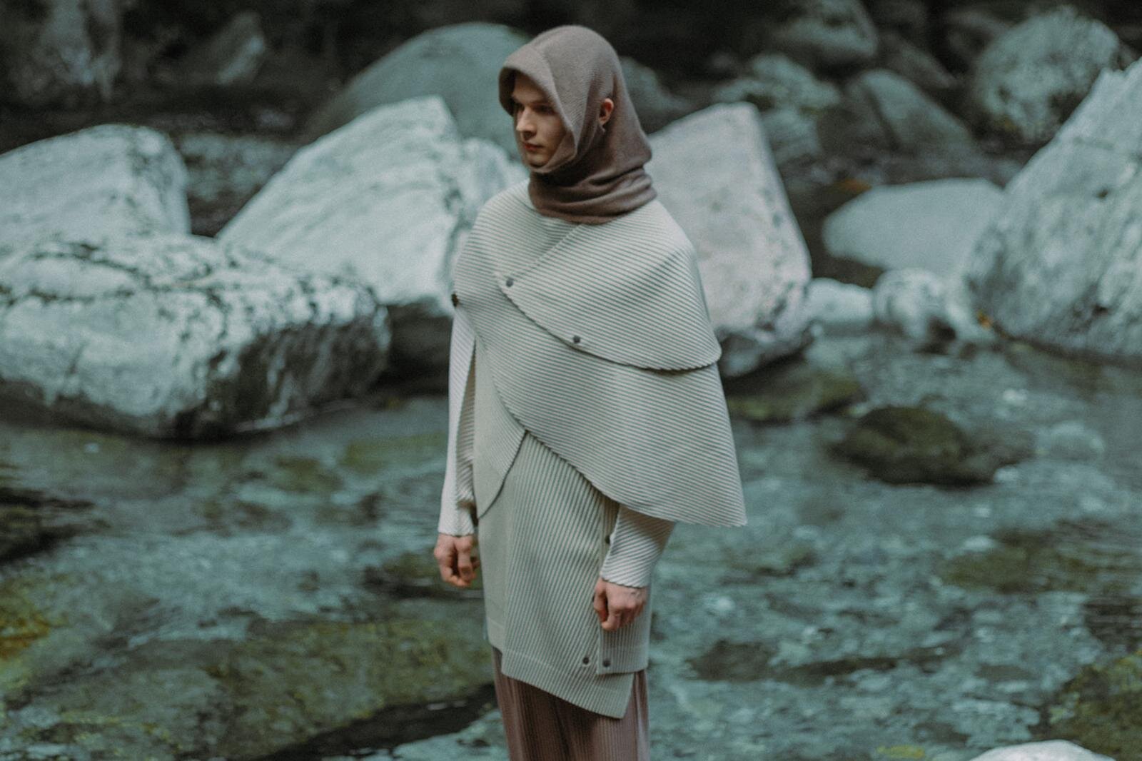 オム プリッセ イッセイ ミヤケ“石の形”から着想のプリーツベスト、偶発的な変形シルエット