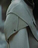 オム プリッセ イッセイ ミヤケ“石の形”から着想のプリーツベスト、偶発的な変形シルエット｜写真7