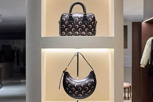 「マリーン セル」日本初店舗が渋谷パルコに、“オールオーバームーン”柄バッグやキャップなど