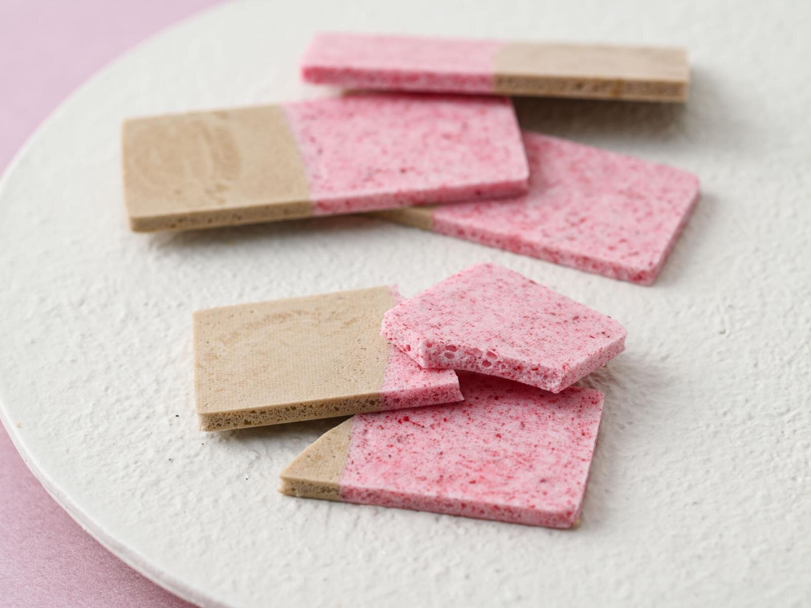 あめやえいたろう「板あめ」にきゅんと甘酸っぱい"ほうじ茶×ラズベリー"、パリッと食感の板状キャンディ｜写真2