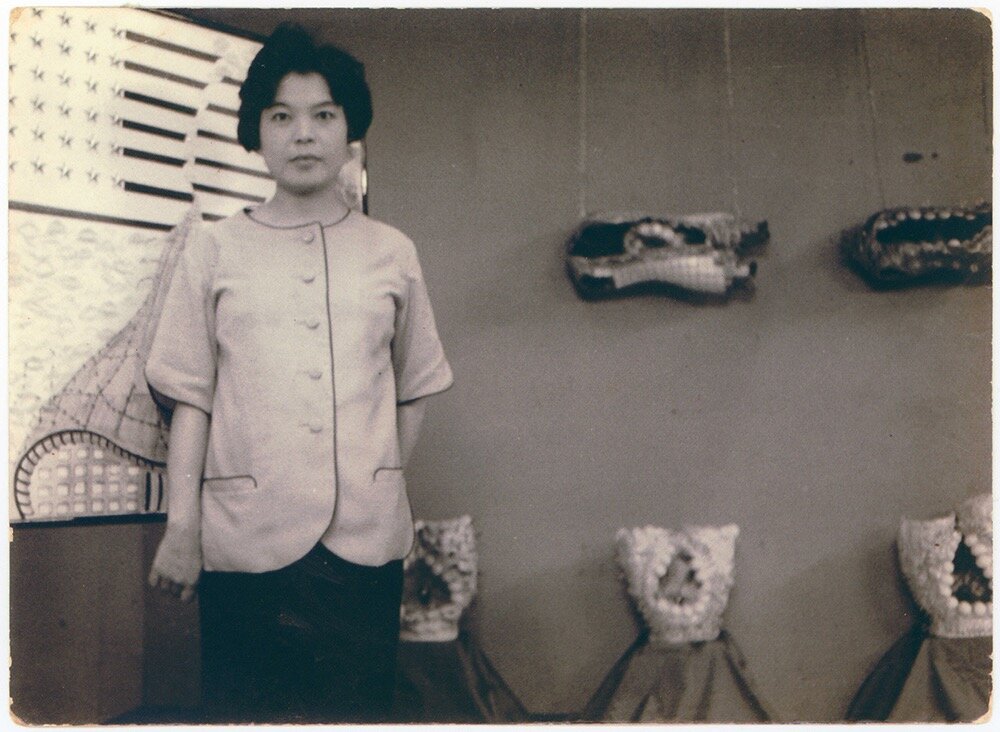 《プラカード》、《人工胎盤》前の田部光子 1961年 「九州派展」、銀座画廊、東京